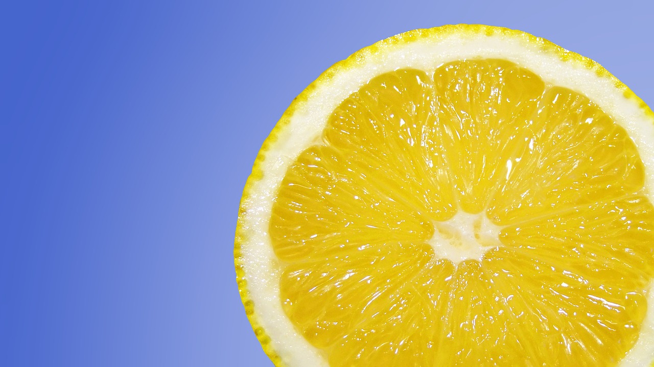 Read more about the article מדוע לימון עלול להזיק לשיניים?